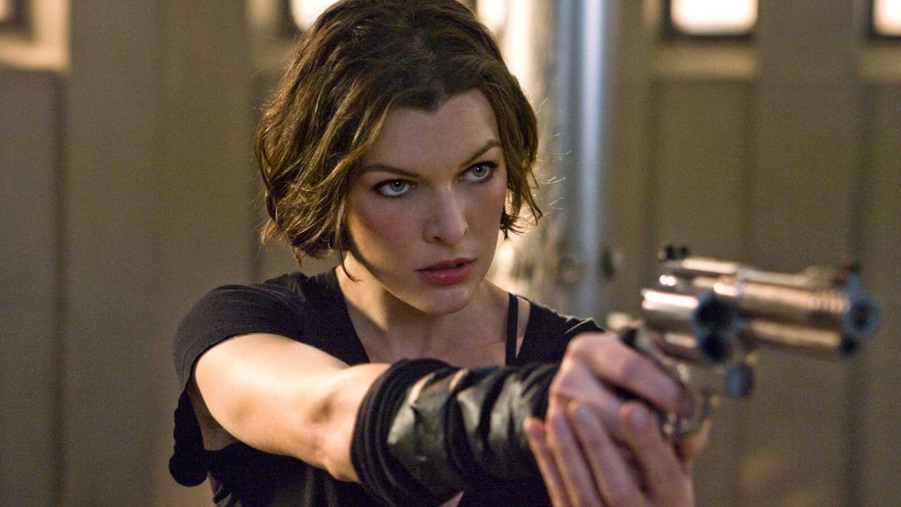 Milla Jovovich huye de Pierce Brosnan en Survivor