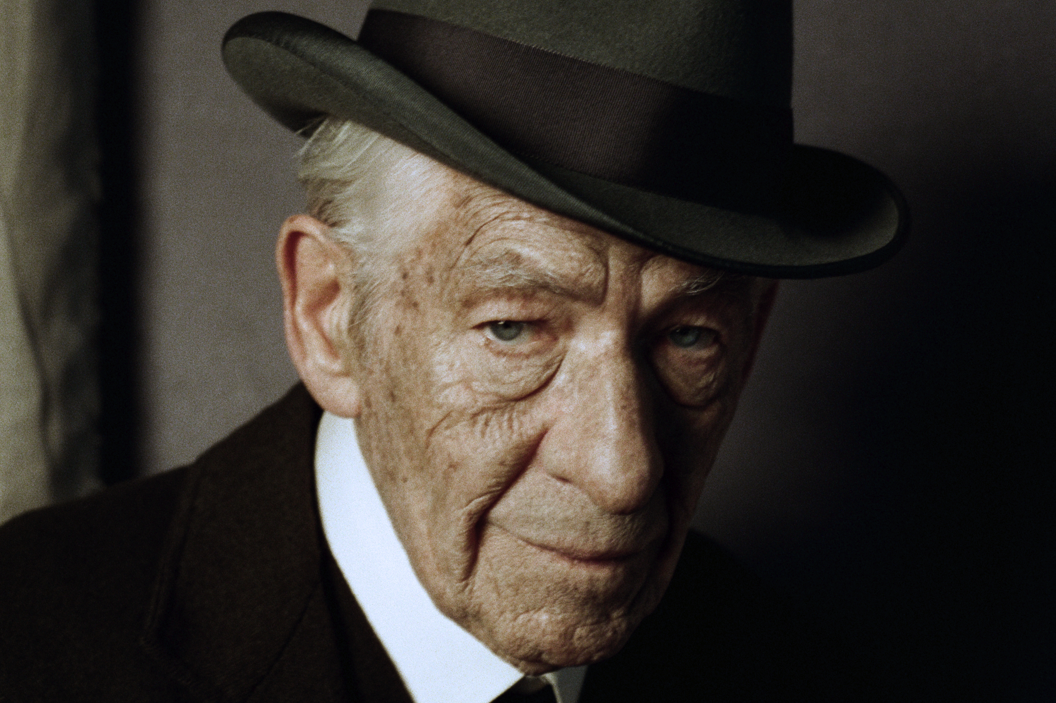 Sir Ian McKellen es Mr. Holmes en este nuevo tráiler