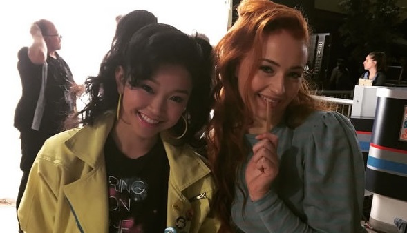 Sophie Turner como Jean Grey y Lana Condor como Jubilee en X-Men: Apocalipsis