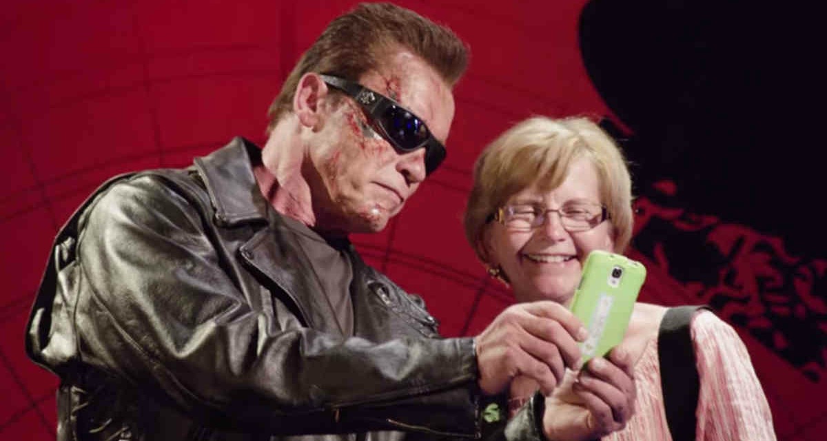 Schwarzenegger hace bromas a los turistas caracterizado como Terminator