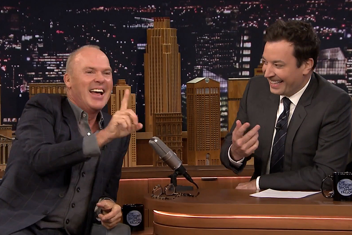 Cover Michael Keaton se burla de Spider-Man en The Tonight Show con Jimmy Fallon