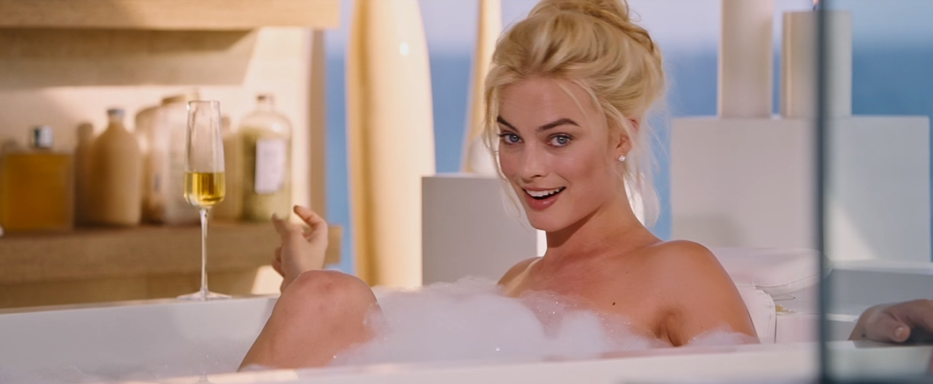 ¿Quieres ver a Margot Robbie tomando un baño de burbujas?