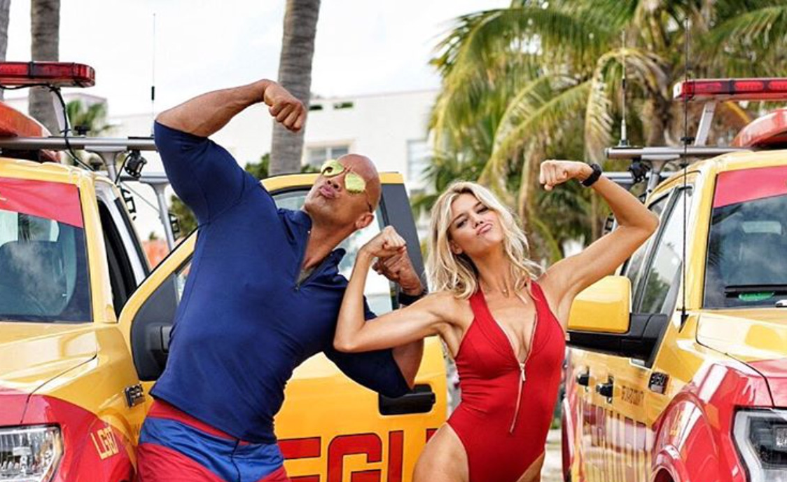 Dawyne Johnson y Kelly Rohrbach posan en el set de Baywatch