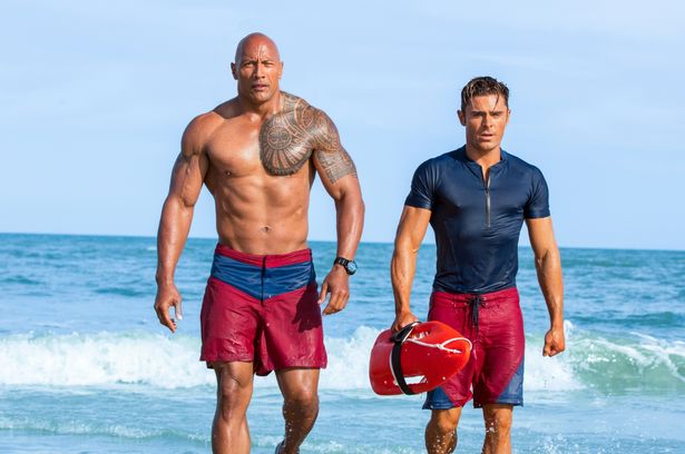 Baywatch: Zac Efron se besa con Alexandra Daddario y… ¡¿Dwayne Johnson?!