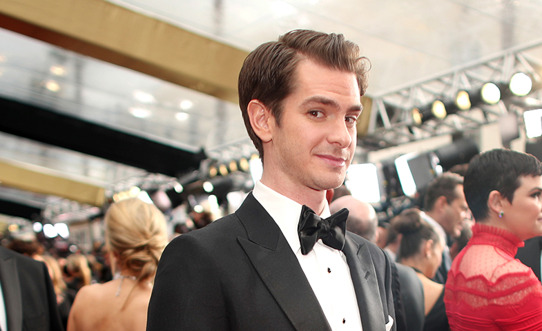 Andrew Garfield dice que es gay, sólo que sin llegar a lo físico