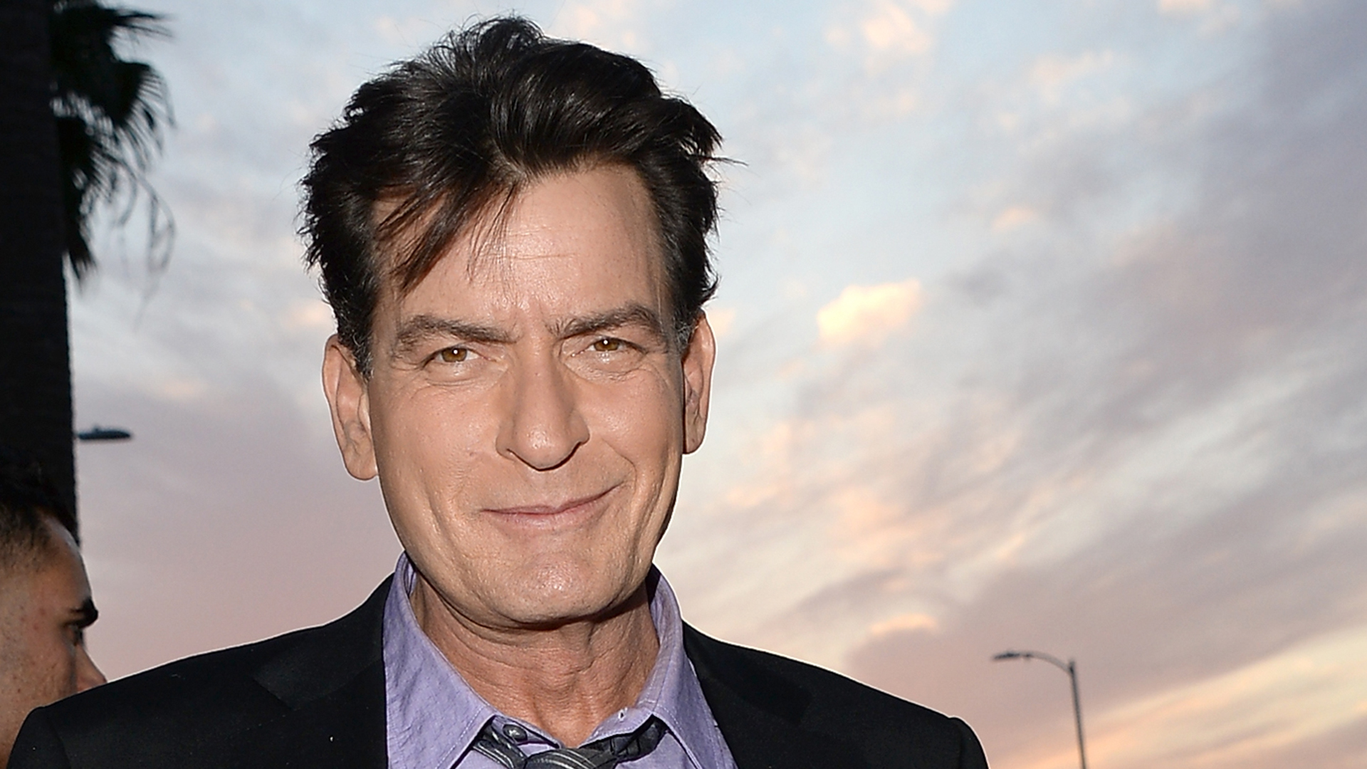 Charlie Sheen es acusado de violar a un menor hace años