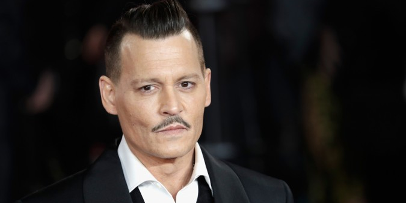 Johnny Depp llega borracho al estreno de Asesinato en el Expreso de Oriente