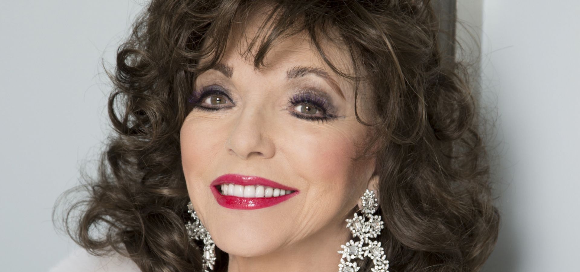 American Horror Story: Ryan Murphy confirma que Joan Collins será la abuela de Evan Peters en la temporada 8