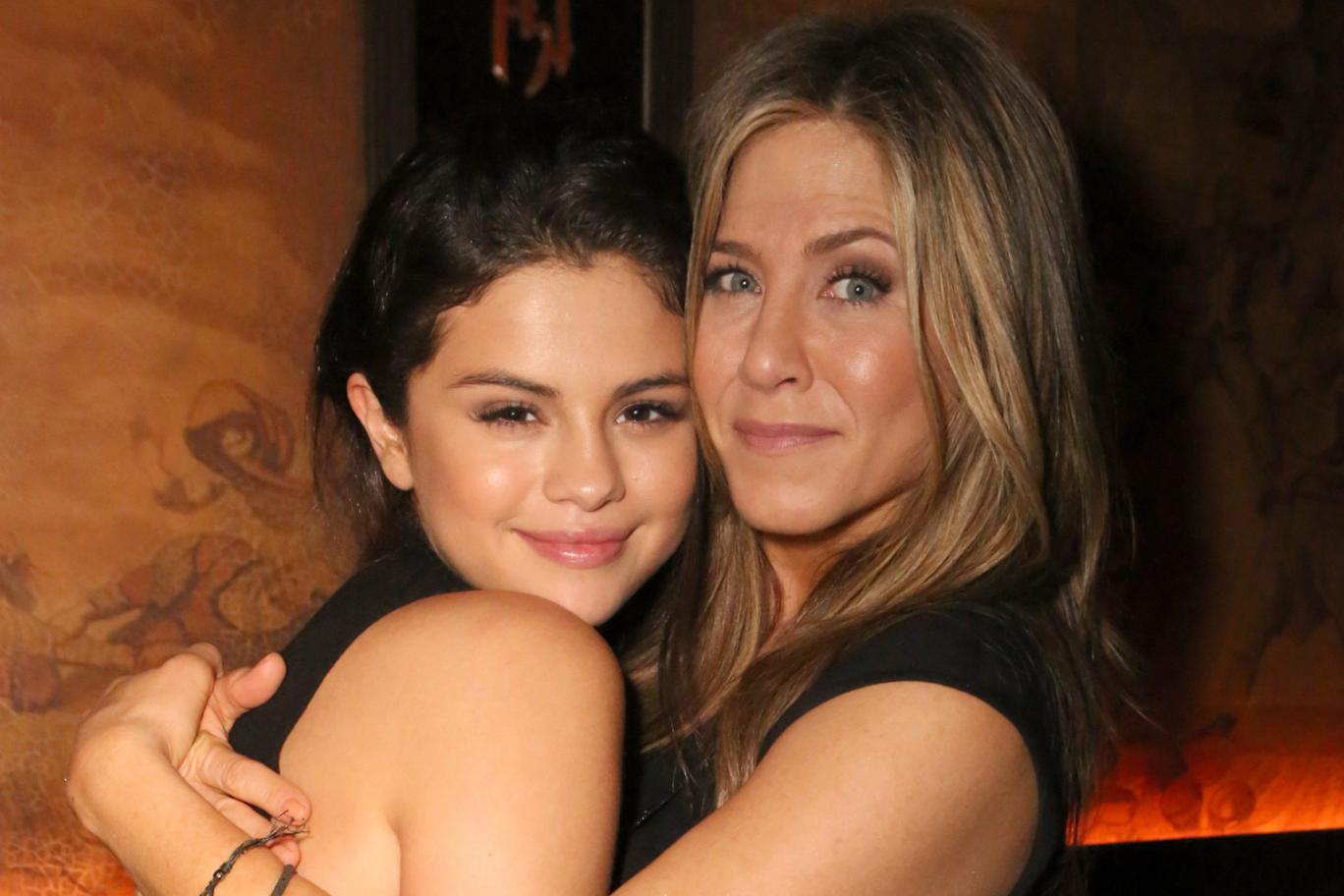 Jennifer Aniston está furiosa con Selena Gómez por una supuesta relación con su exesposo