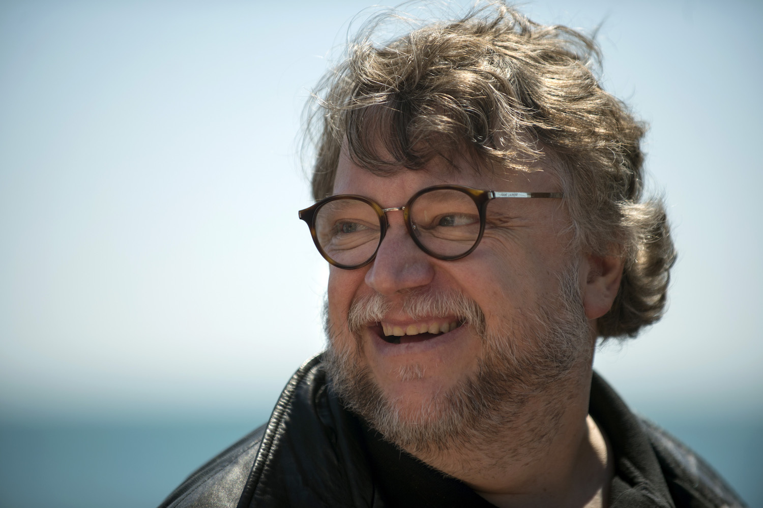 Guillermo del Toro presume su enorme colección de anime, manga, libros y figuras de colección