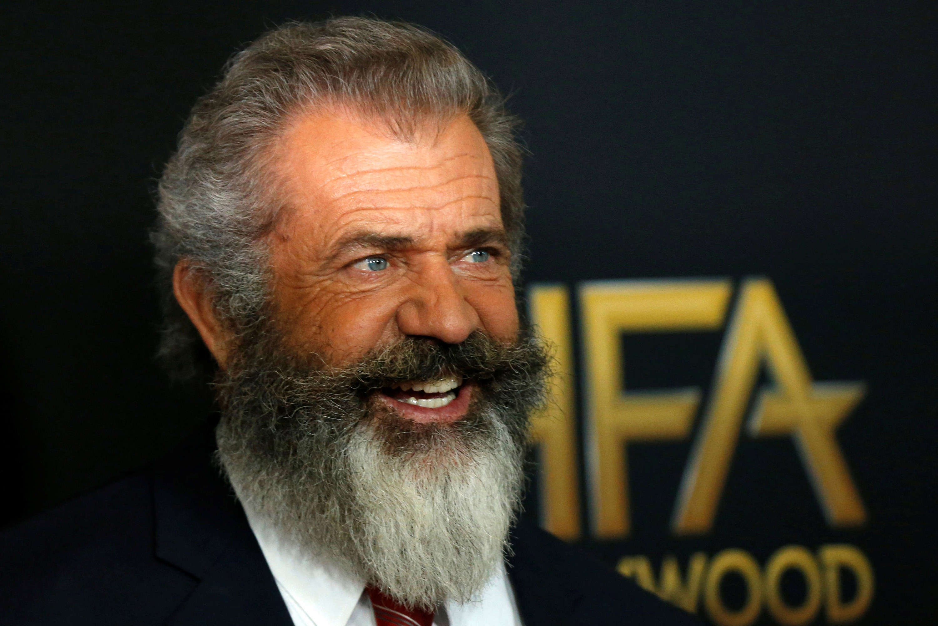 Mel Gibson escribirá y dirigirá el remake de La Pandilla Salvaje