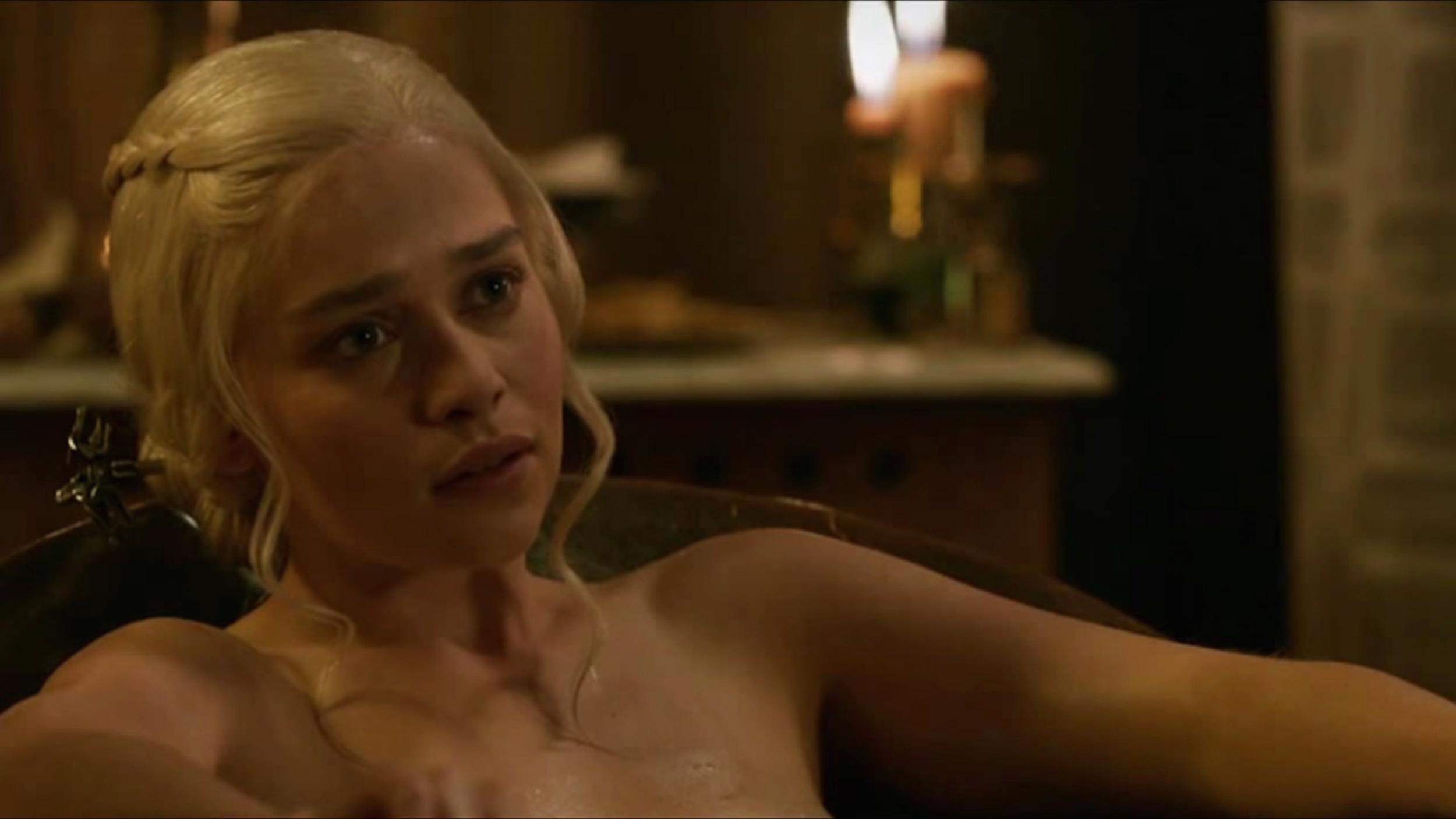 Emilia Clarke desestima los desnudos de Game of Thrones y revela que lloró amargamente al despedirse de todos