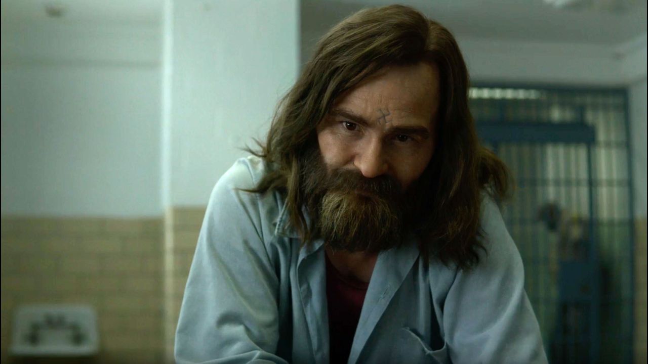 Actor de Mindhunter cree que la serie tiene un mejor Charles Manson que Había una vez en… Hollywood