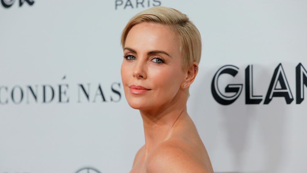 Charlize Theron revela que un famoso director la acosó cuando iniciaba su carrera