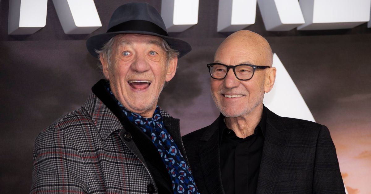 Ian McKellen pidió matrimonio a Patrick Stewart y se dieron un beso en la premiere de Picard