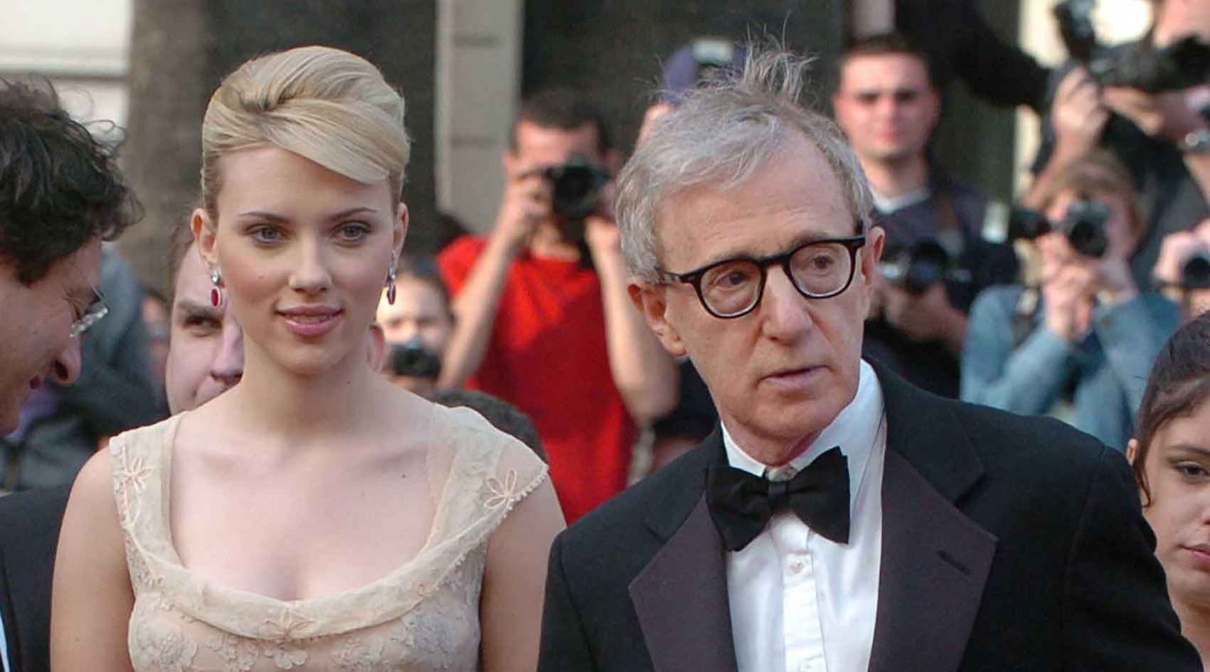 Woody Allen es criticado por expresarse lascivamente de Scarlett Johansson en sus memorias