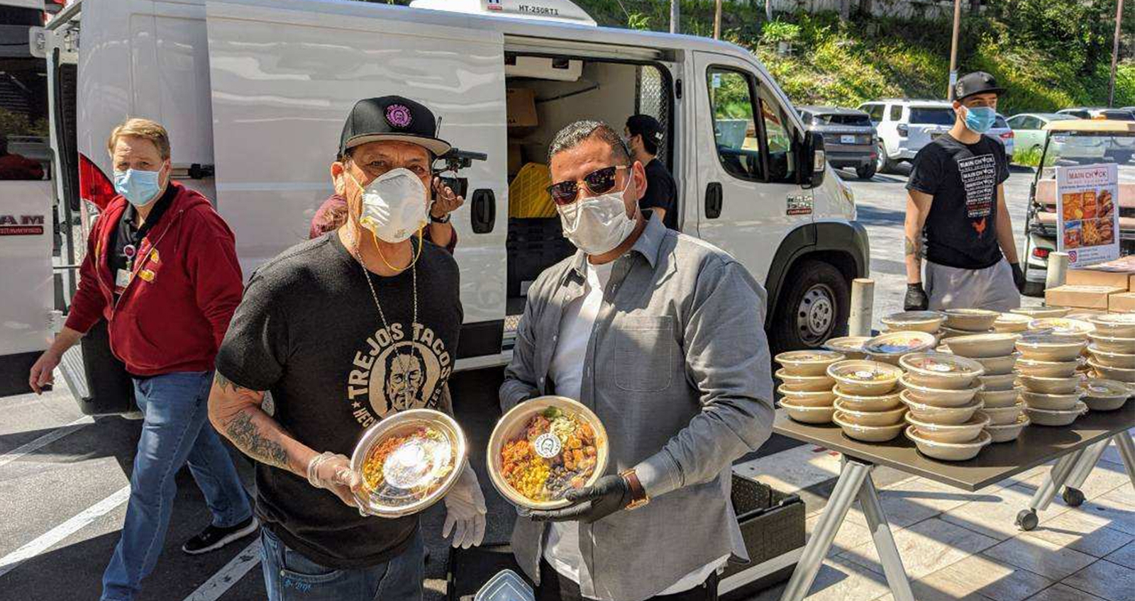 Danny Trejo salva el día sin un machete: regala desayunos a trabajadores de la salud