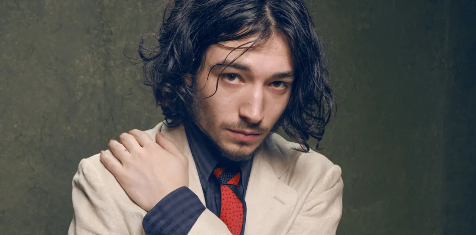 Ezra Miller ataca a fanática en video y las redes sociales explotan