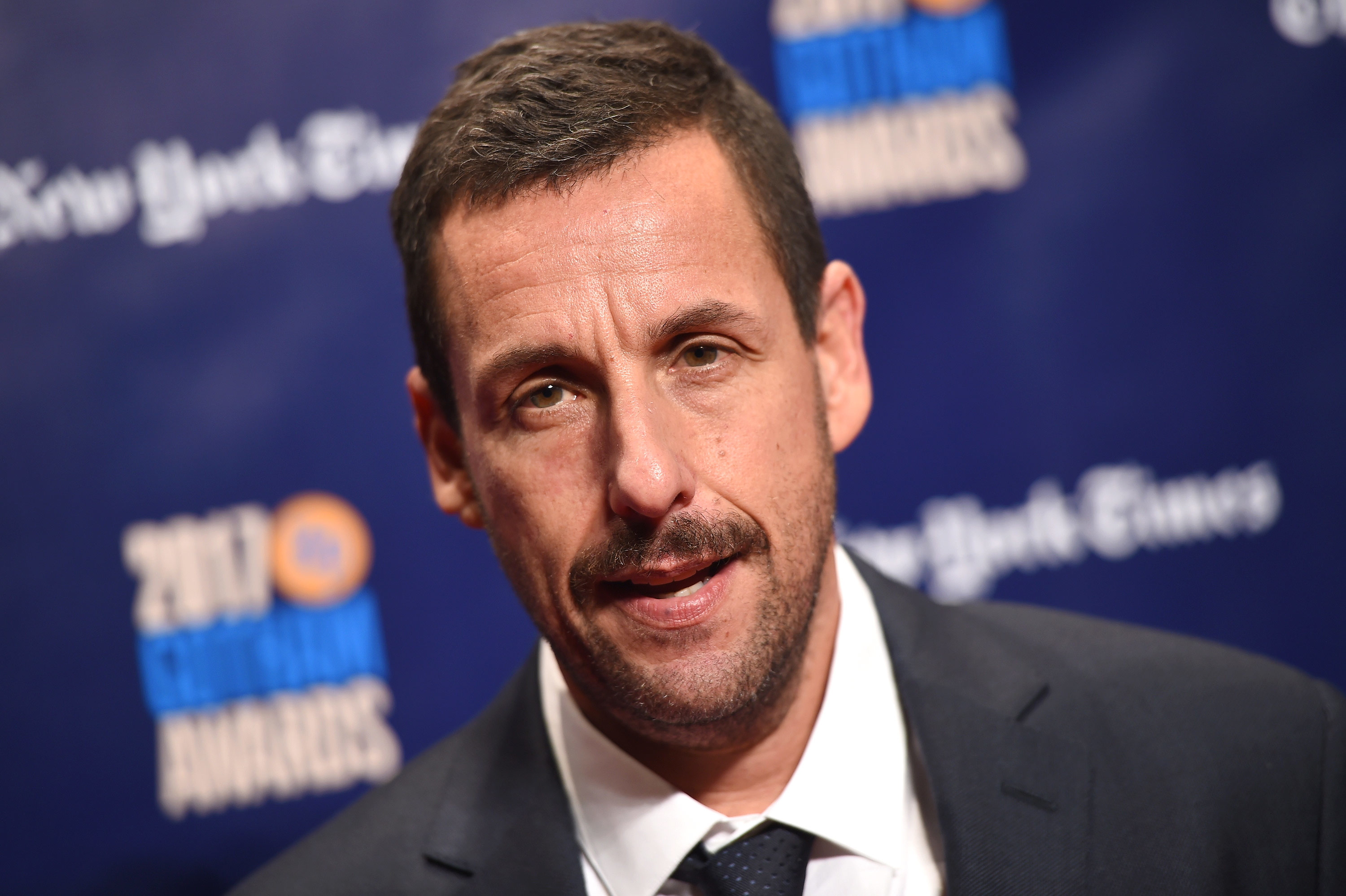 Fan le escribe a Adam Sandler la peor película de la historia para que cumpla su promesa de hacerla