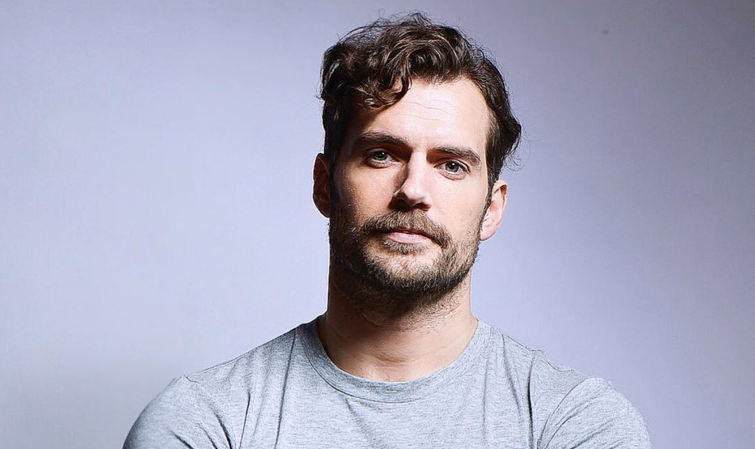 Henry Cavill enloquece a sus fans con nuevo video armando su PC gamer