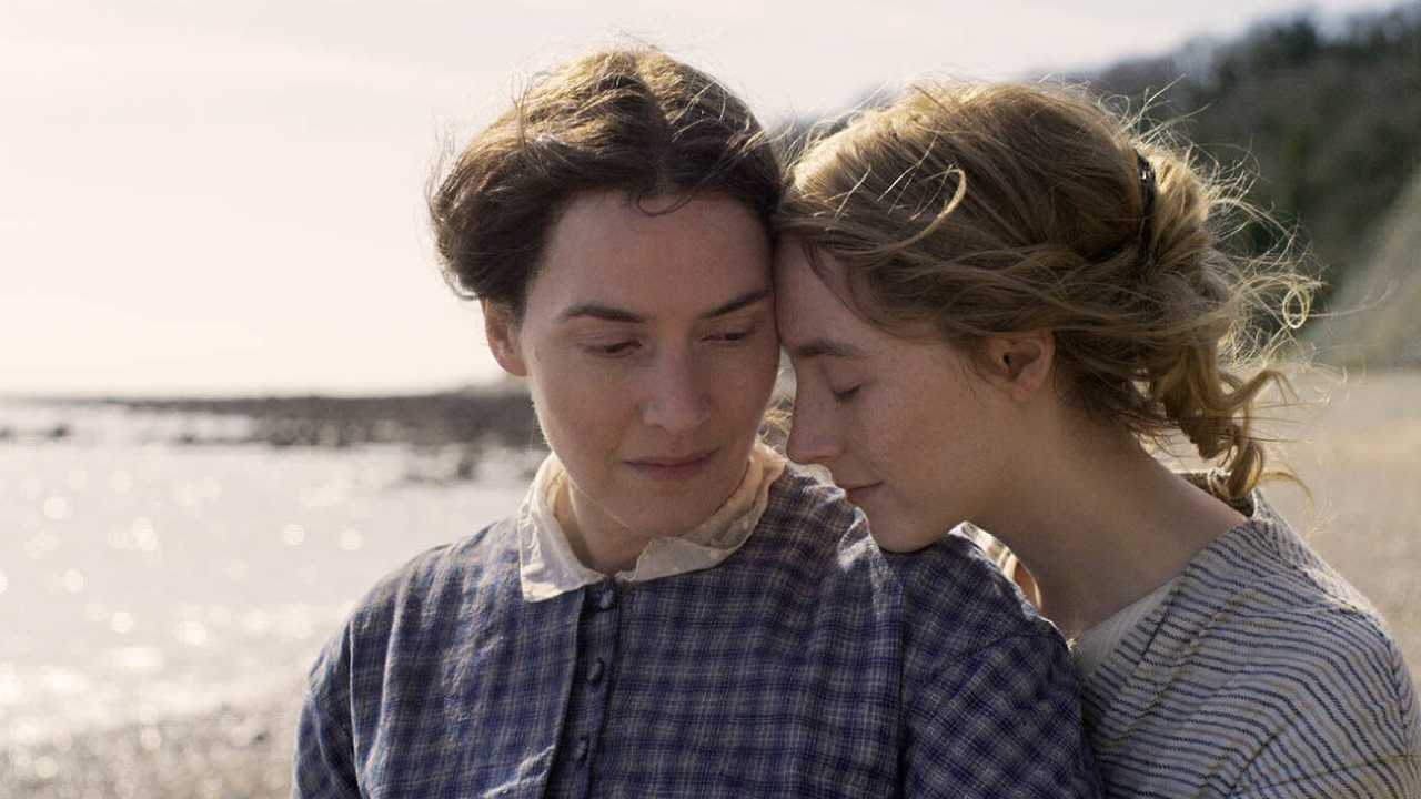 Ammonite: Saoirse Ronan y Kate Winslet en el tráiler del drama lésbico que se perfila para la temporada de premios