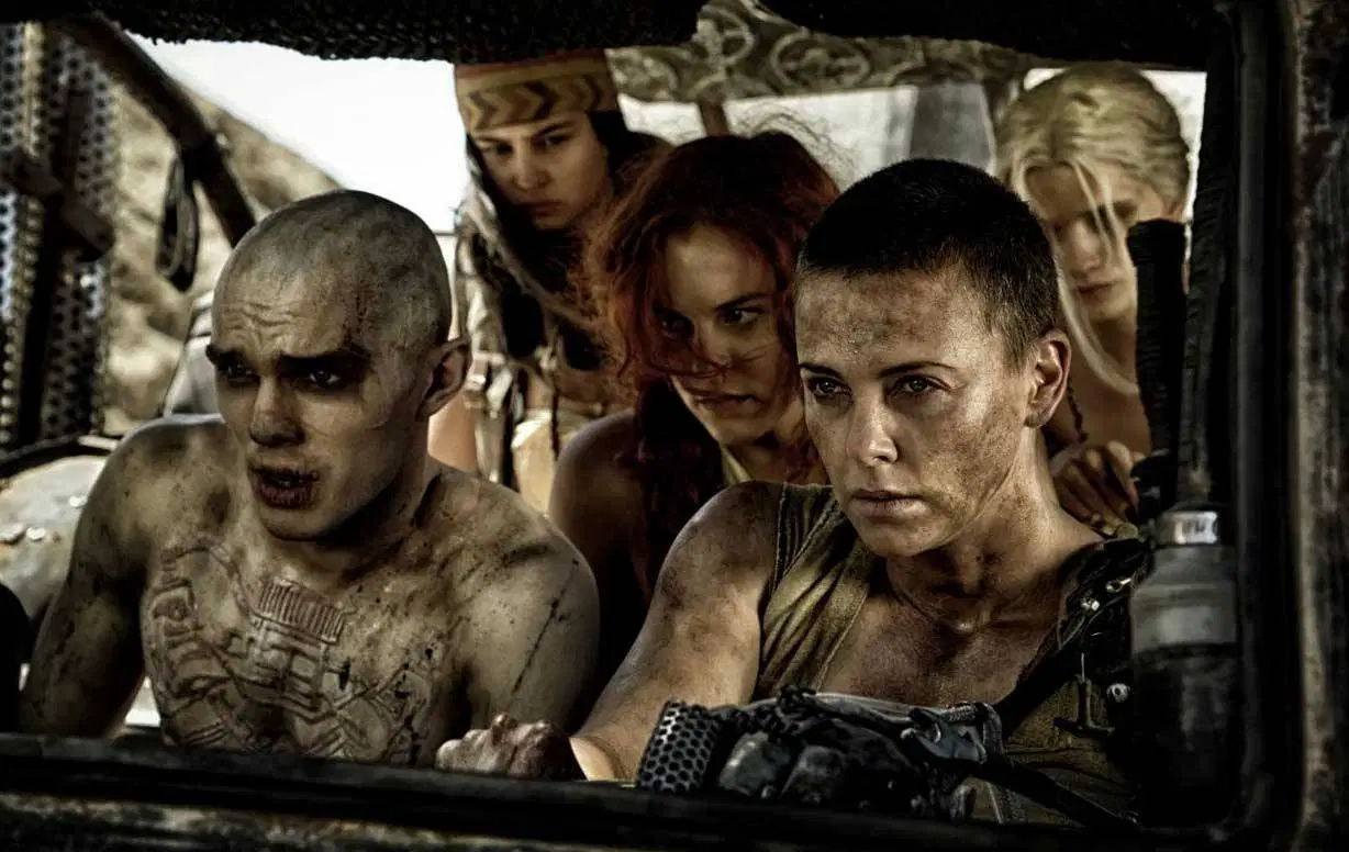 Nicholas Hoult confiesa que se sintió realizado cuando Charlize Theron le escupió la cara en Mad Max