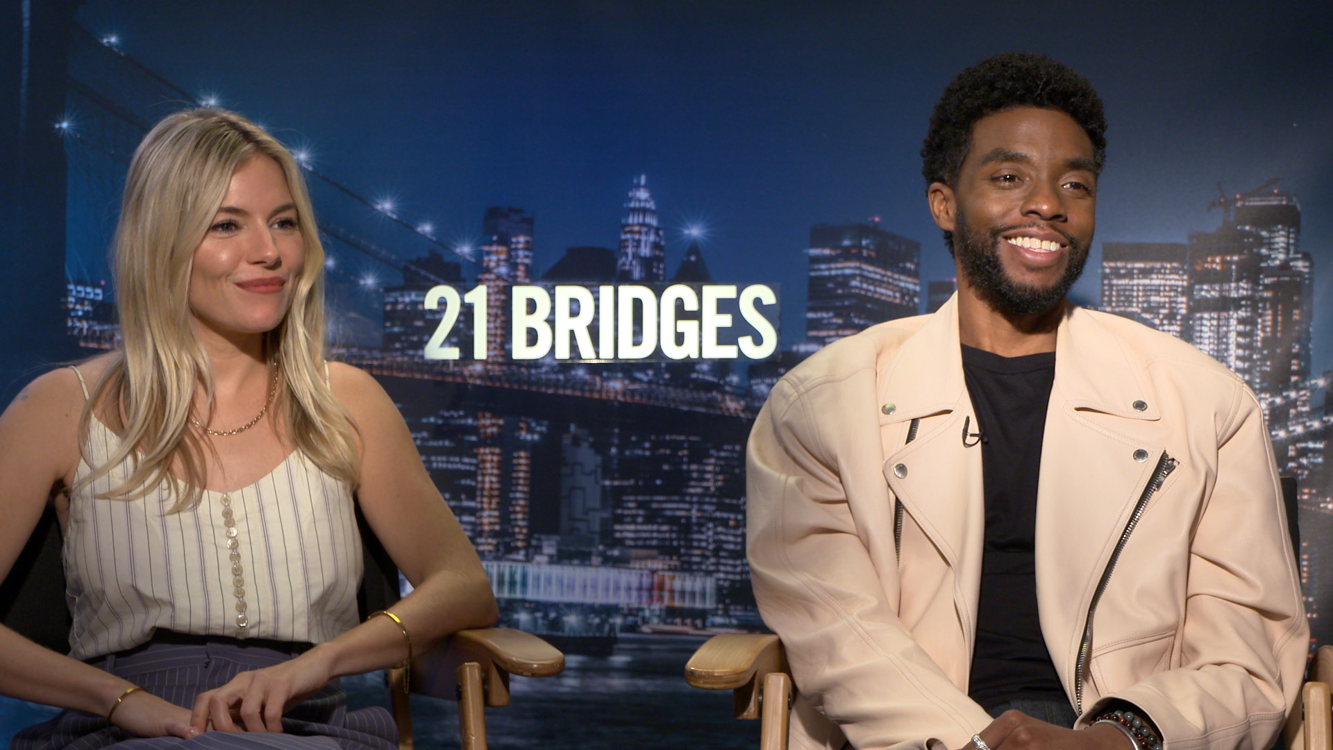 Chadwick Boseman donó parte de su salario en Nueva York Sin Salida para que Sienna Miller recibiera lo justo