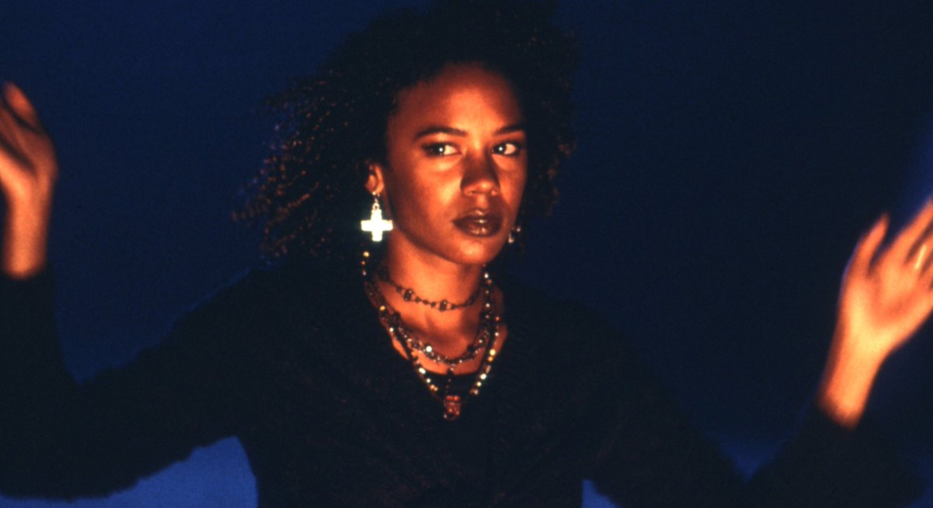 Actriz de The Craft revela que fue discriminada por miembros de la producción