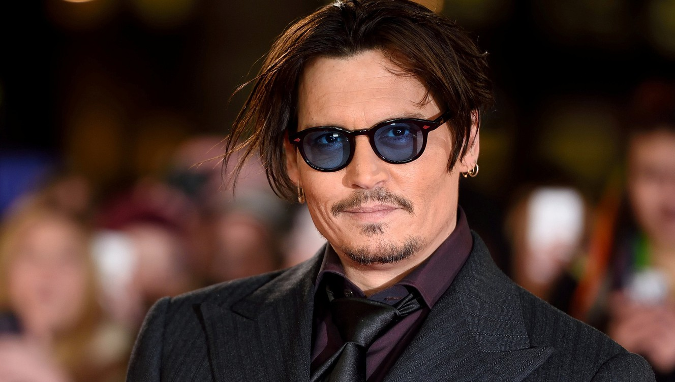 Johnny Depp recibe premio y posa tras las rejas como protesta por perder juicio contra The Sun y Amber Heard