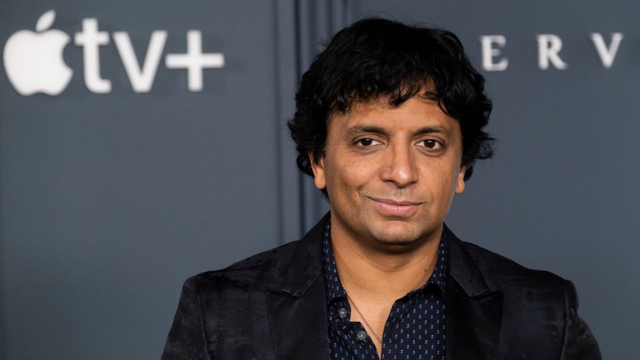 M. Night Shyamalan también está en contra de los estrenos simultáneos en cines y streaming