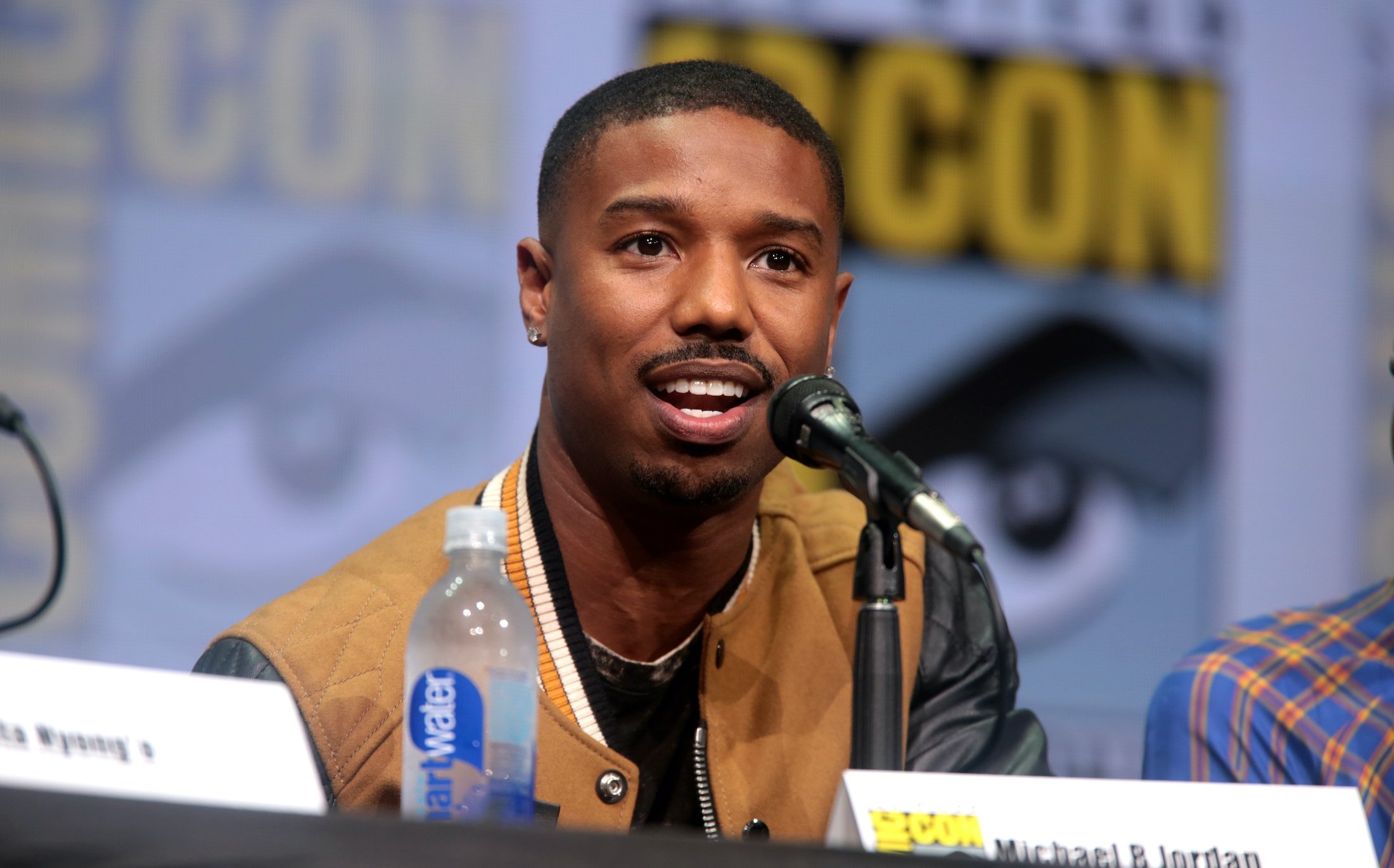 Tras acusaciones de apropiación cultural, Michael B. Jordan renombra su marca de ron