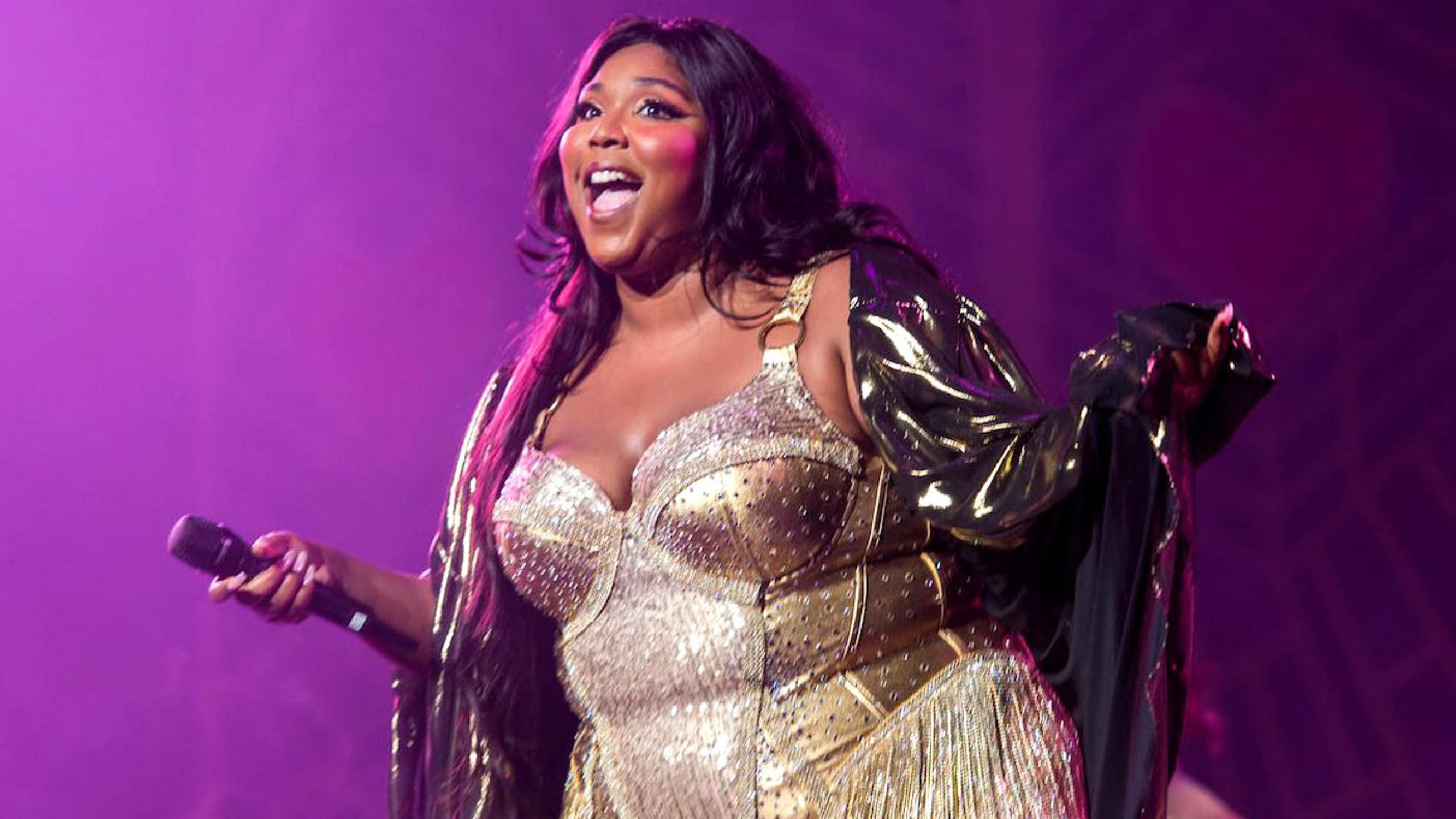 Lizzo llora por comentarios gordofóbicos y racistas