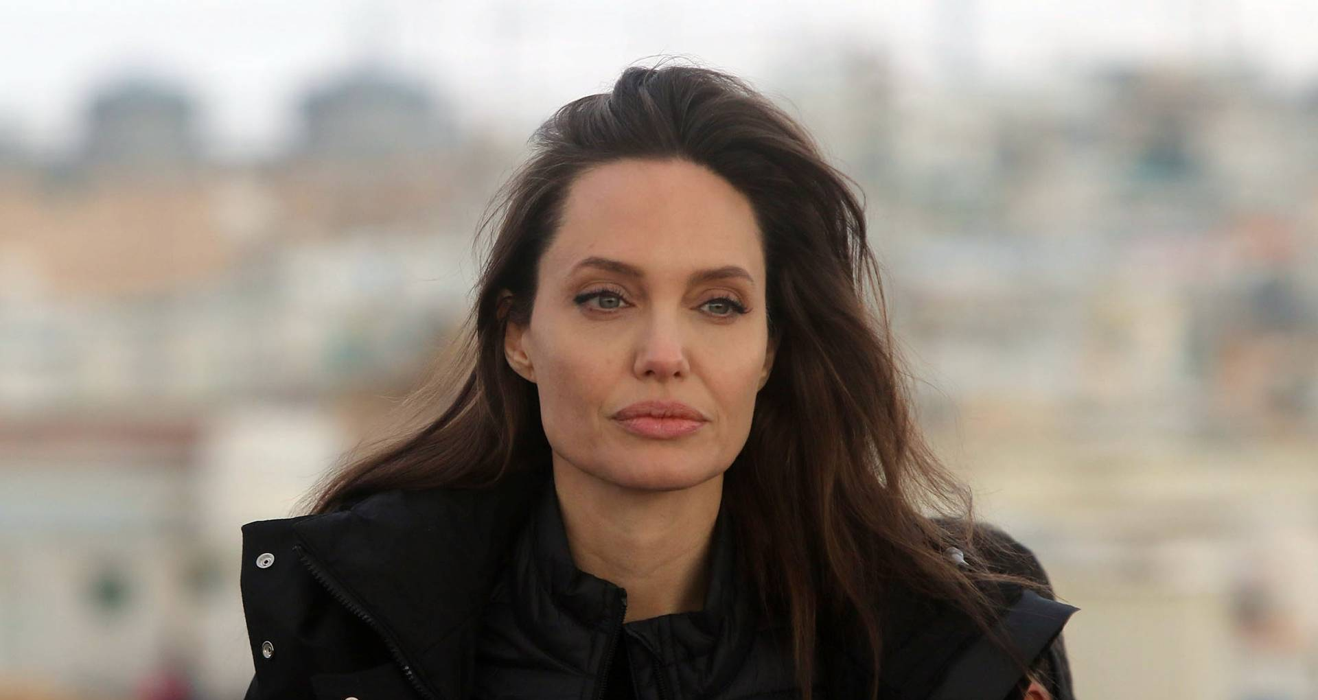 Angelina Jolie revela que se sintió herida cuando Brad Pitt trabajó con Harvey Weinstein