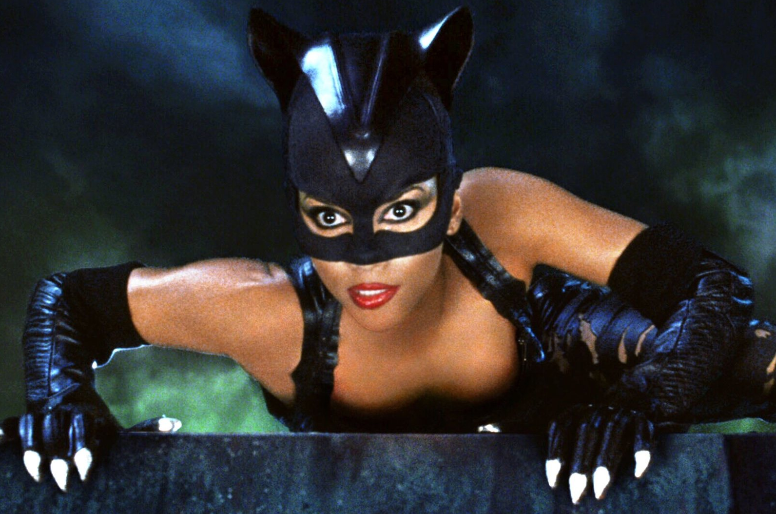 Halle Berry dice que le encantaría dirigir un remake de Catwoman