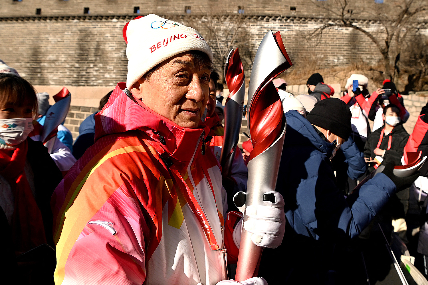 Jackie Chan recorre la Gran Muralla China con la antorcha de los Juegos Olímpicos de Invierno