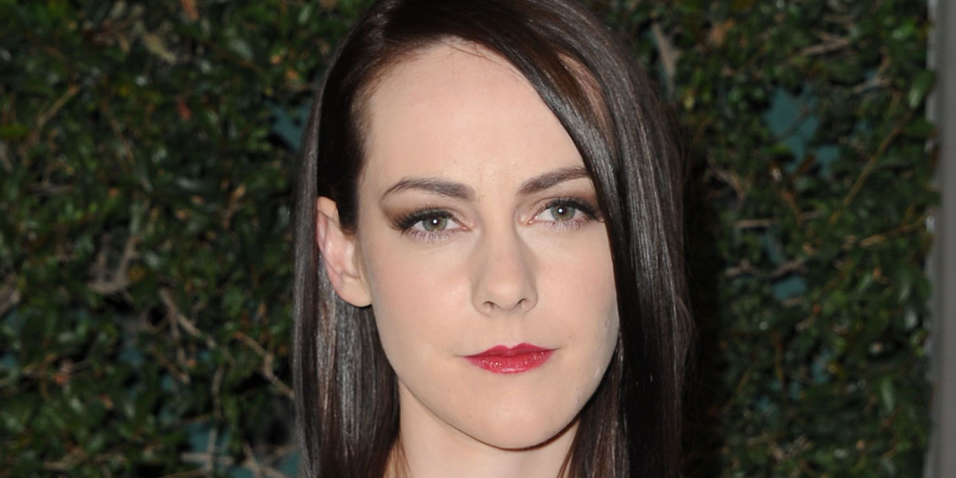 La actriz Jena Malone salva a un perrito que estaban maltratando en la calle