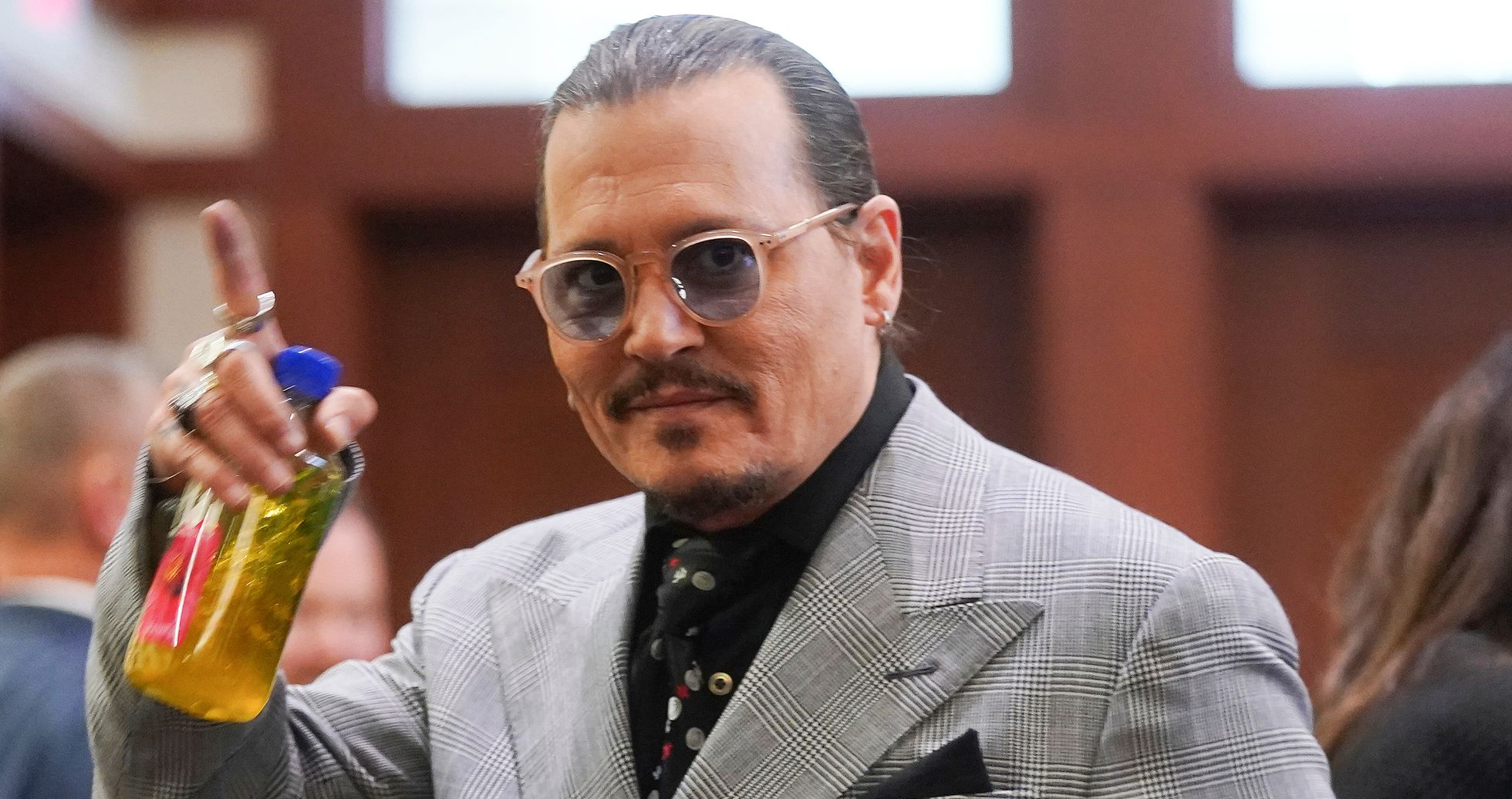 Relato de Johnny Depp sobre dedo amputado es inconsistente, dice cirujano