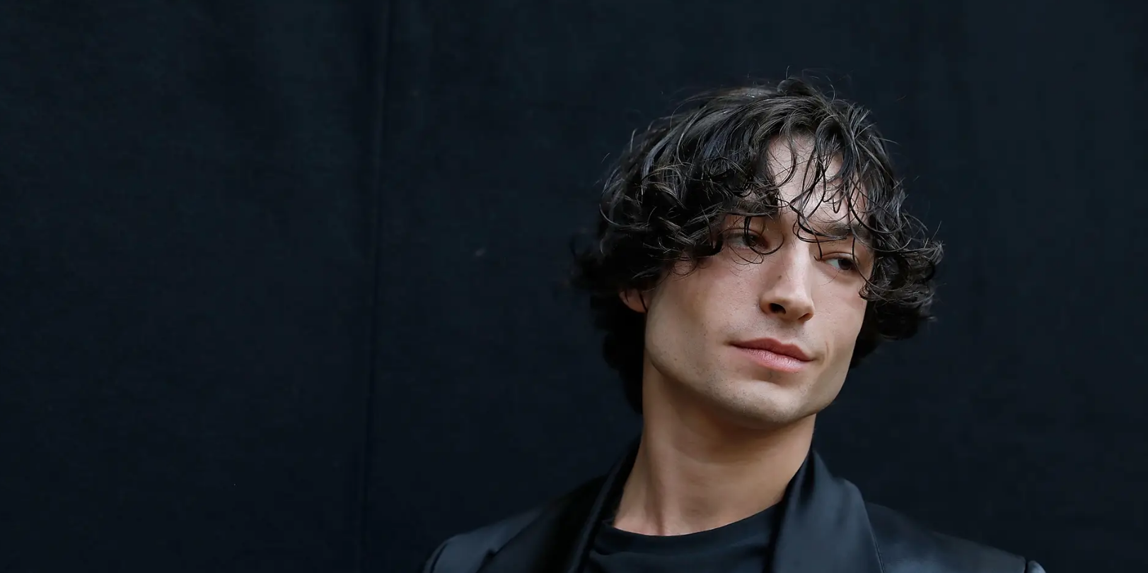 Acusan a Ezra Miller de corrupción de menores