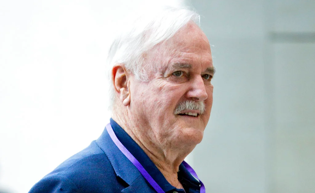 John Cleese dice que la cultura “woke” tiene un “efecto desastroso” en la comedia