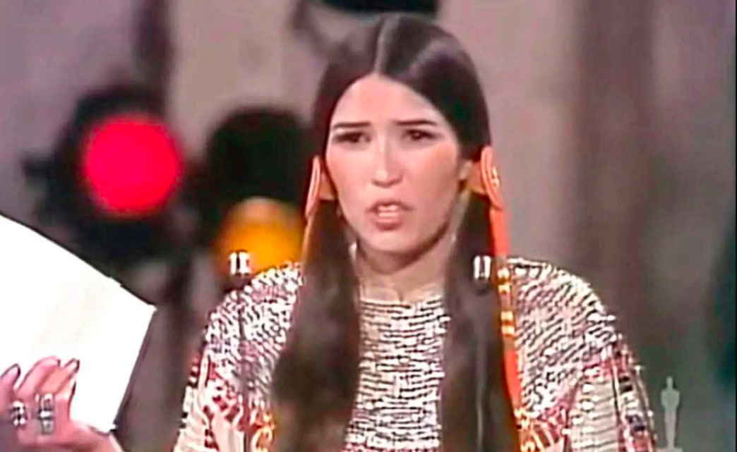 La Academia se disculpa con Sacheen Littlefeather por el trato que recibió la noche que rechazó el Óscar de Marlon Brando