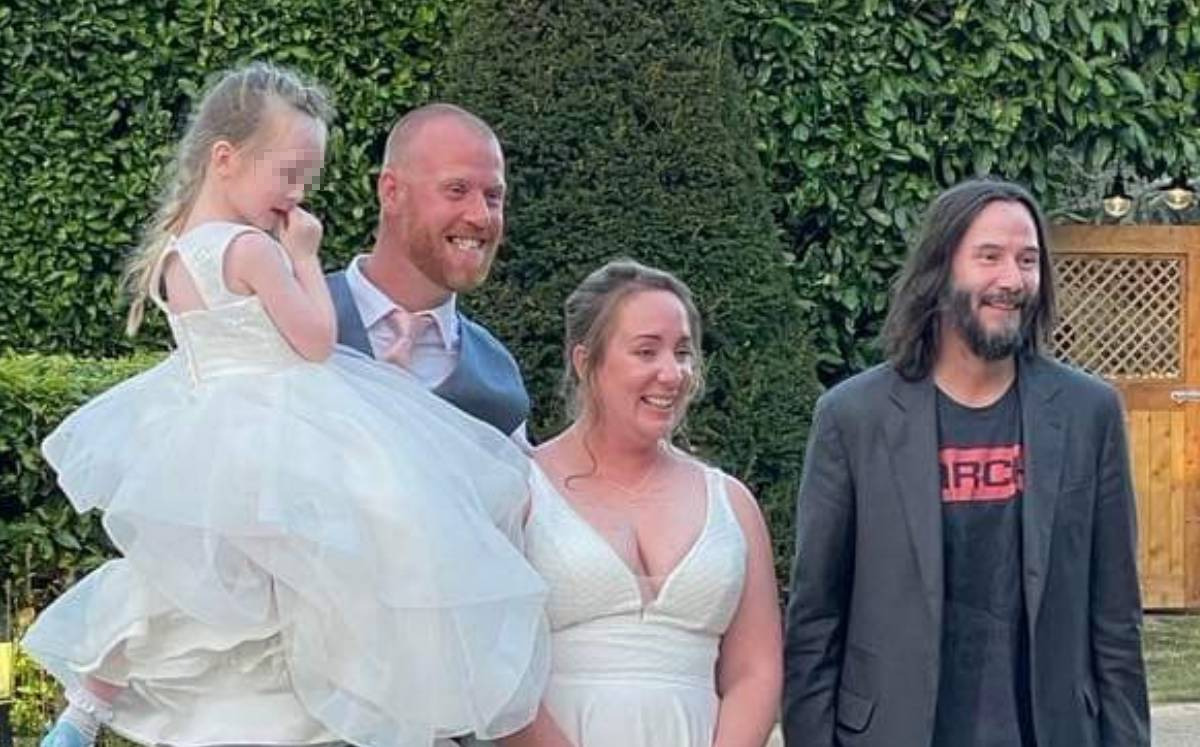 Qué agradable sujeto: Keanu Reeves sorprende a fans al asistir a su boda