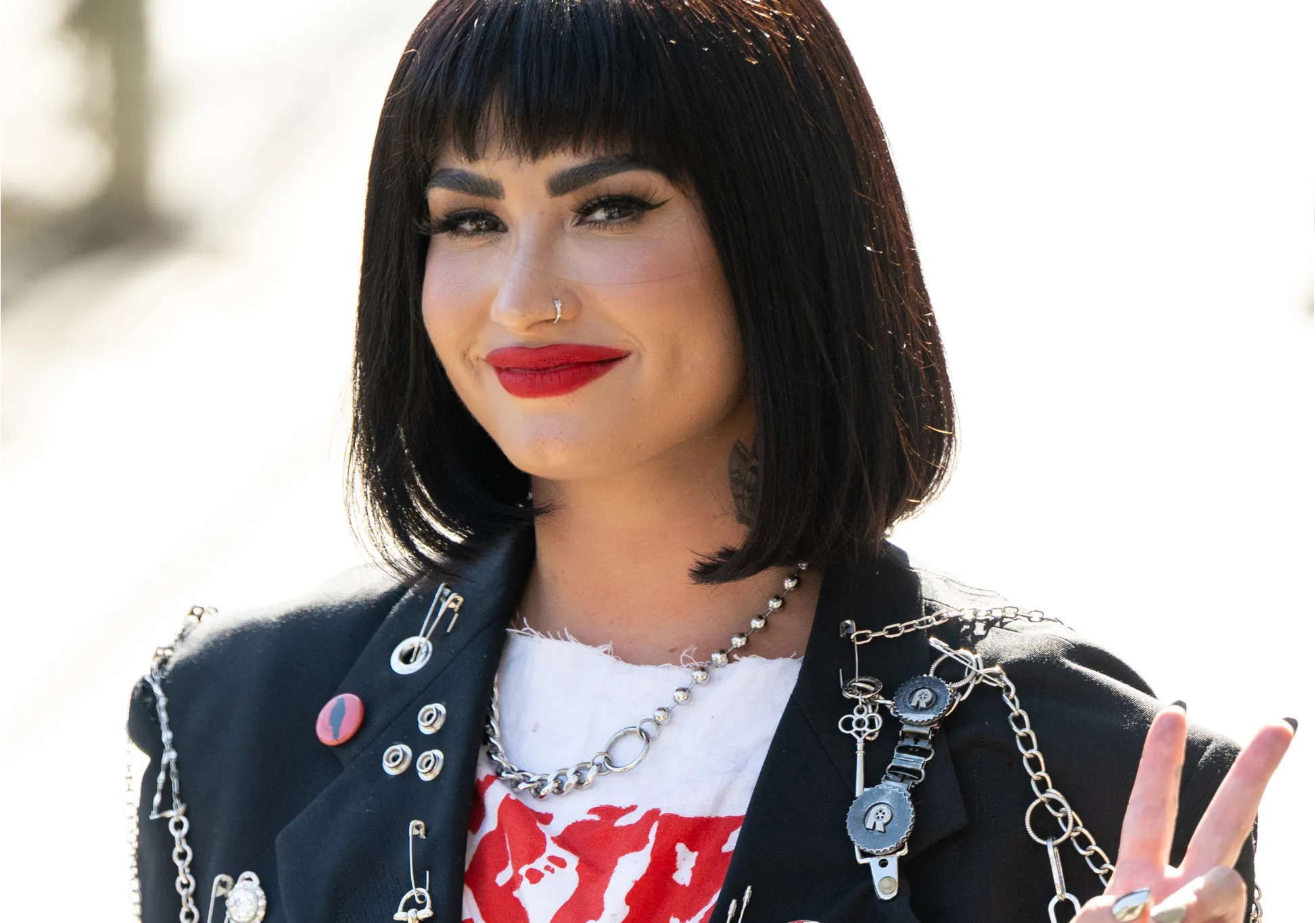 Demi Lovato ya no se identifica como persona no binaria y vuelve a usar el pronombre “ella”