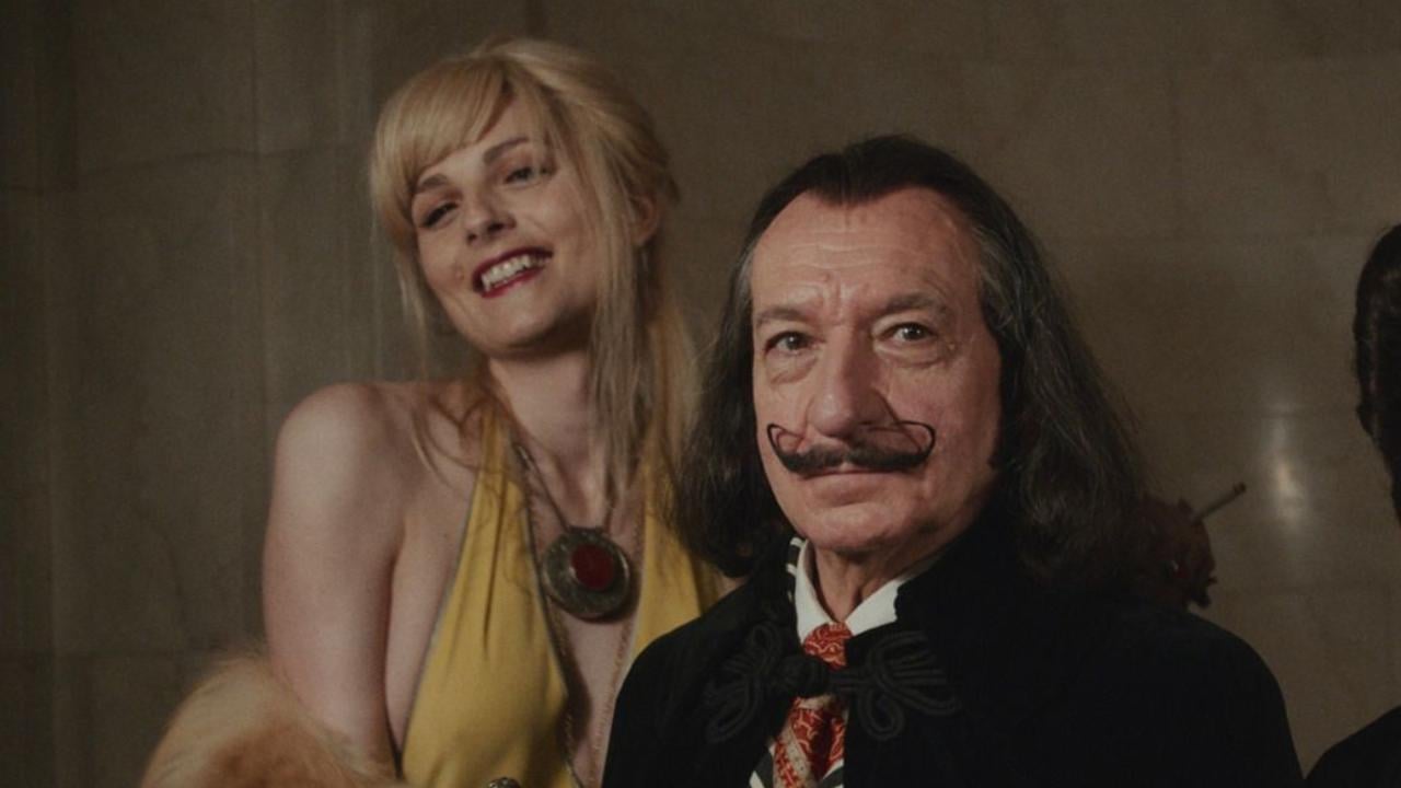 Se revelan primeras imágenes de Ben Kingsley y Ezra Miller como Salvador Dalí en Dalíland