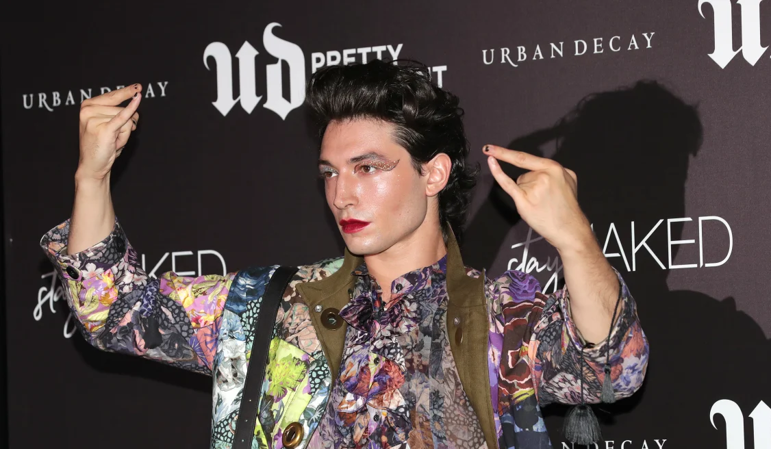 Ex novia de Ezra Miller dice que abusó psicológicamente de ella durante años