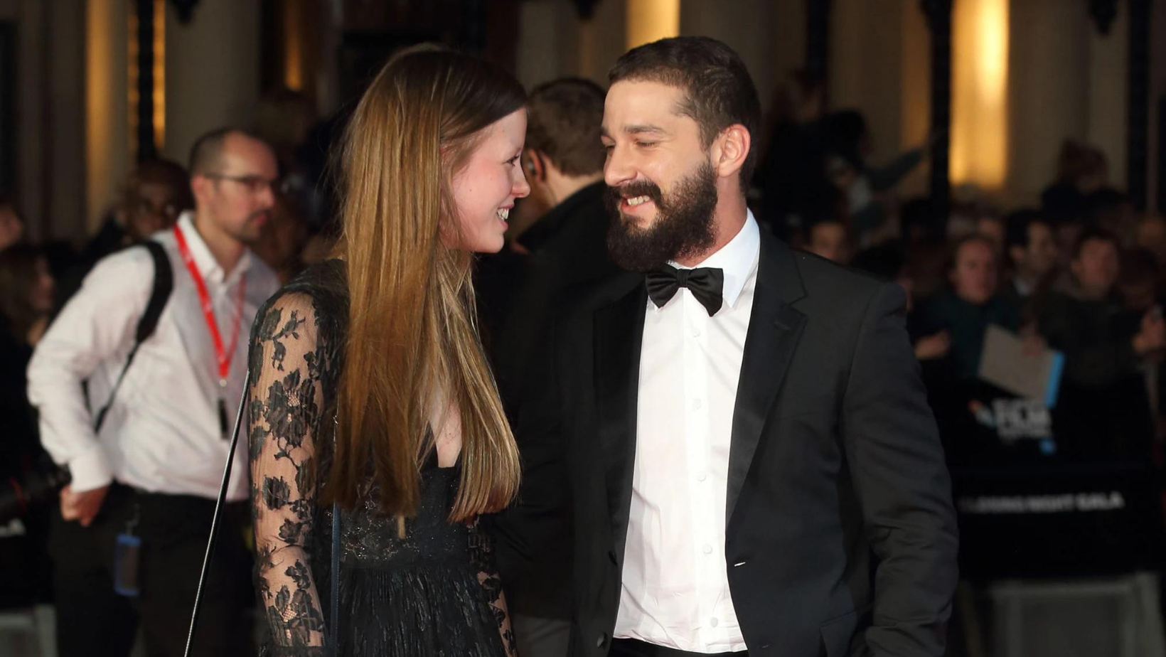 Shia LaBeouf dice que Mia Goth le salvó la vida cuando él menos lo merecía