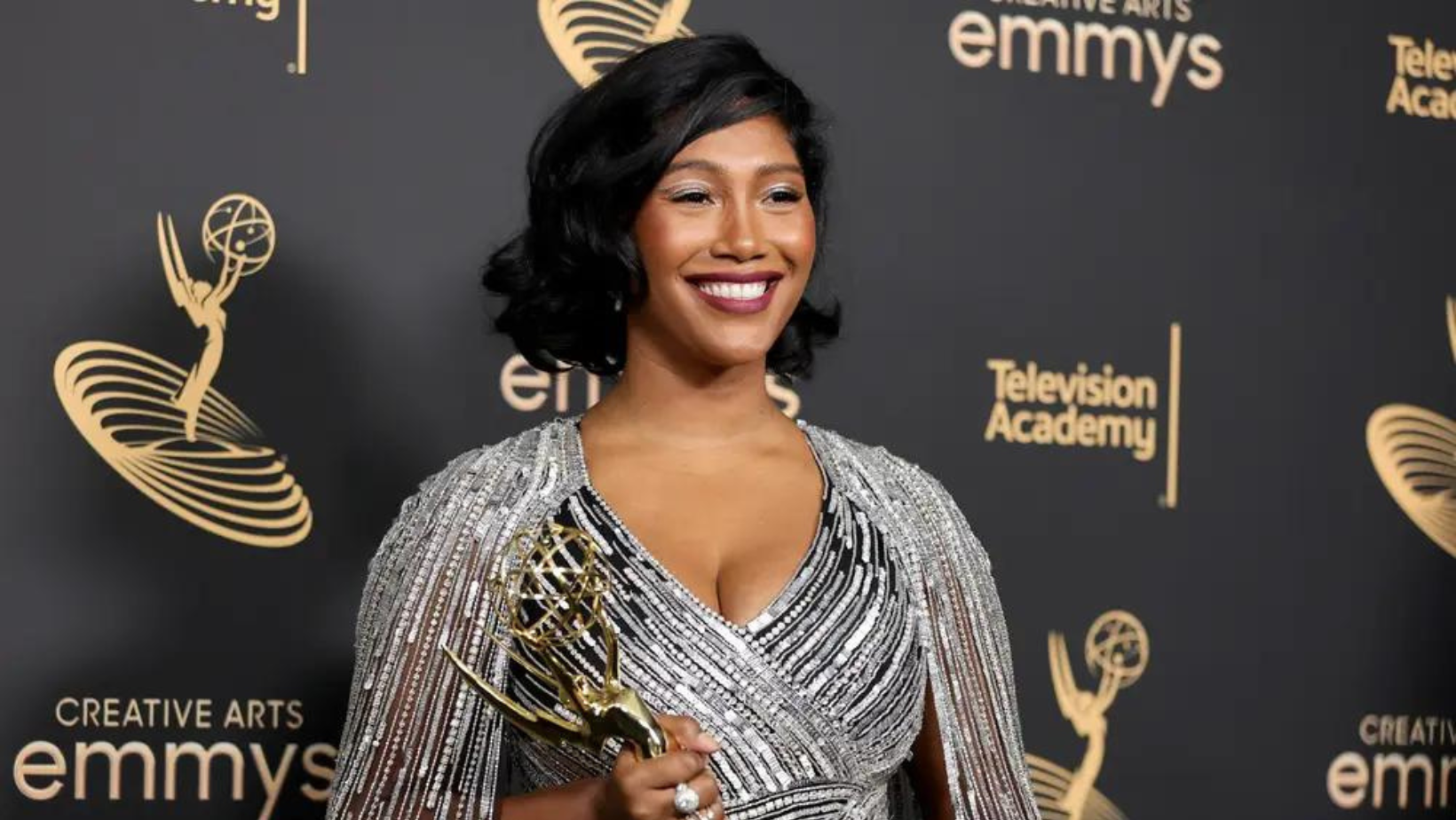 Taylor Simone Ledward, viuda de Chadwick Boseman, da emotivo discurso tras recibir su Emmy póstumo