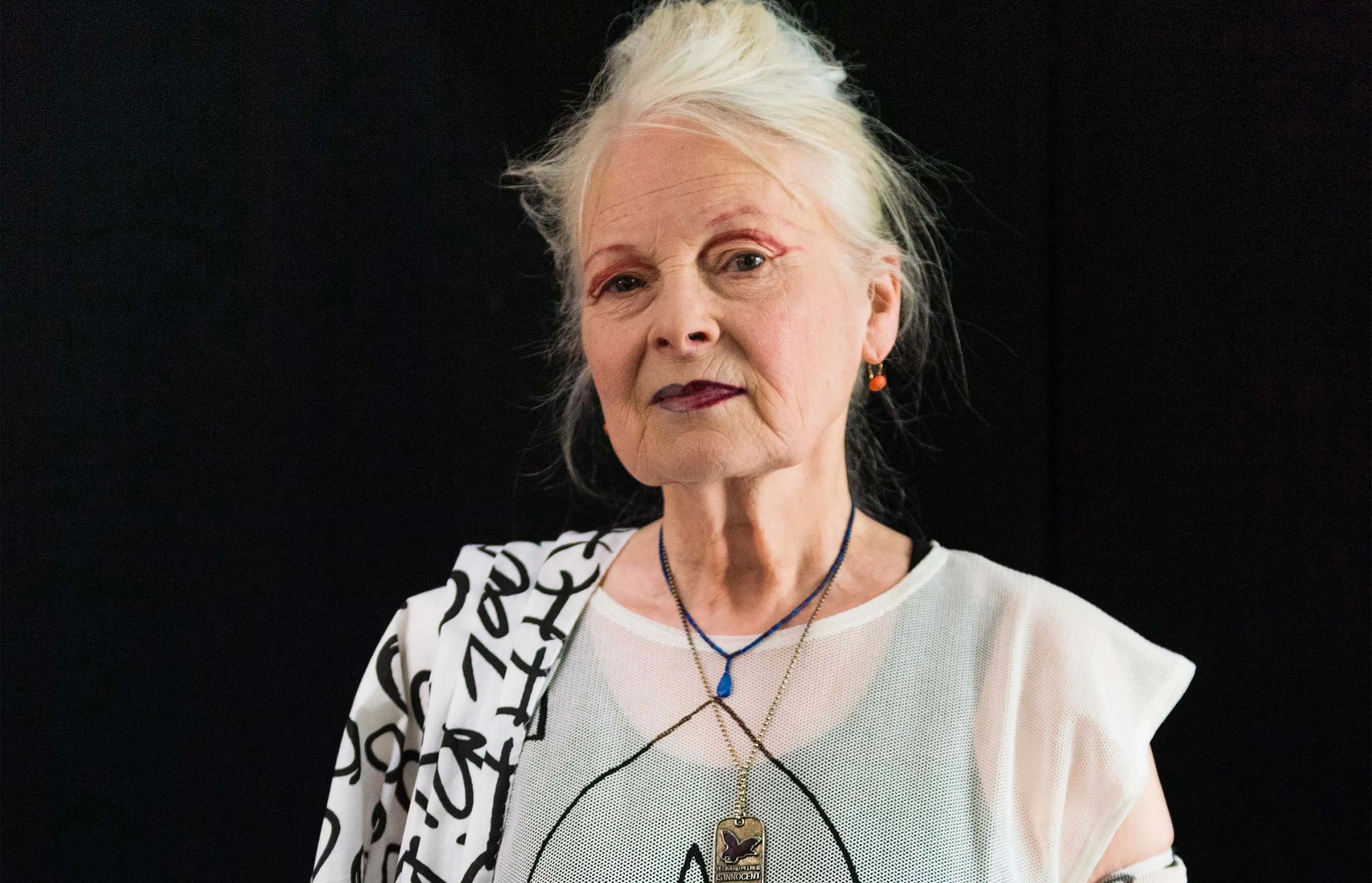 Fallece Vivienne Westwood, la diseñadora británica que inspiró Cruella de Emma Stone, a los 81 años