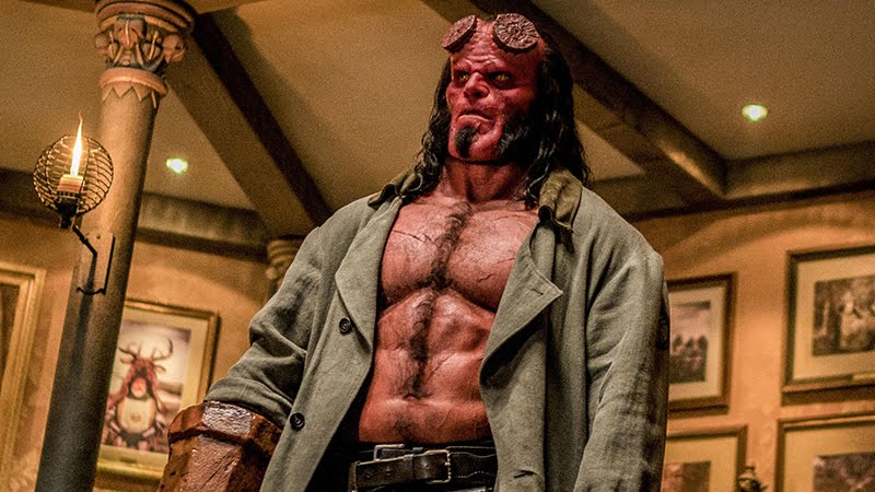 David Harbour conserva una foto enmarcada de Hellboy para mantenerse humilde