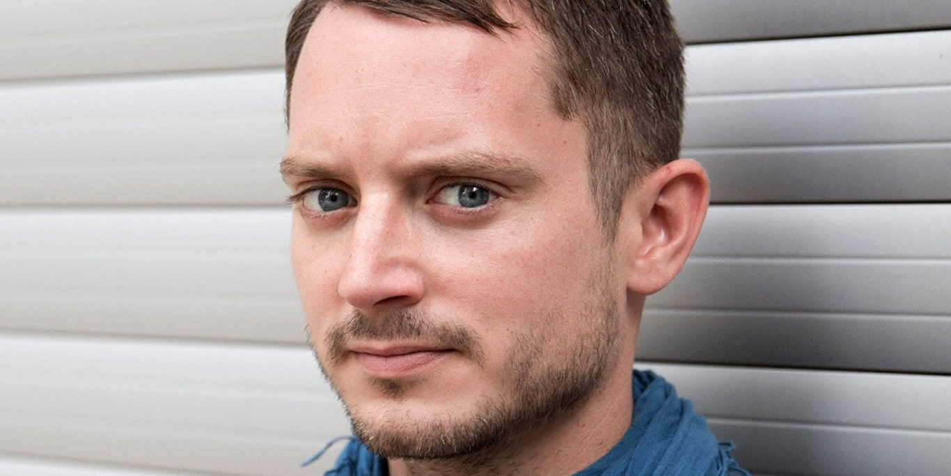 Elijah Wood estalla contra cadena de cines por nueva regulación clasista y discriminatoria