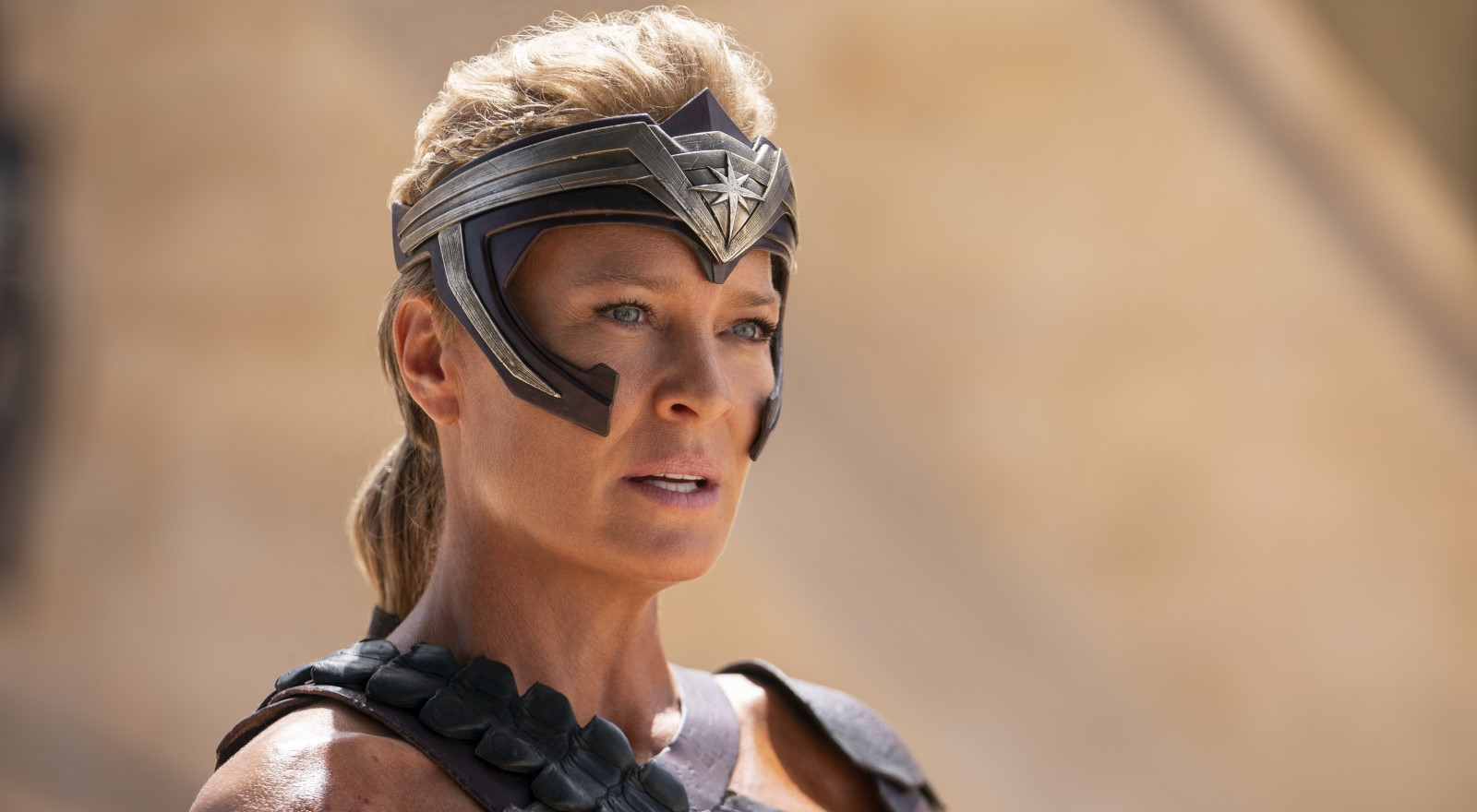 Robin Wright quiere que James Gunn la contrate para Paradise Lost, la serie de las Amazonas